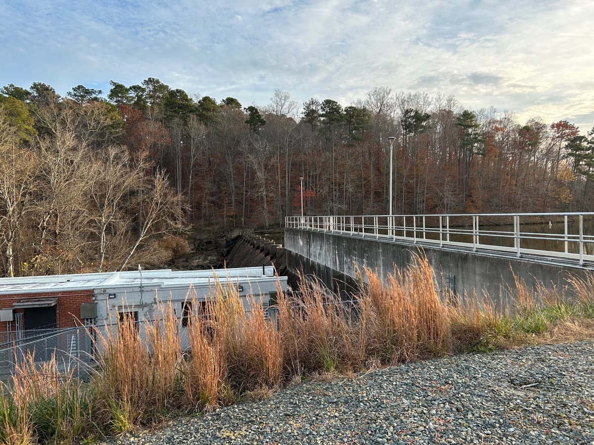 من يدير مياه الأمطار في سد بحيرة الجامعة؟